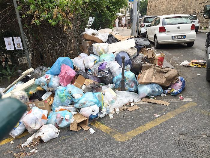 Cumuli di immondizia in via del Bastione