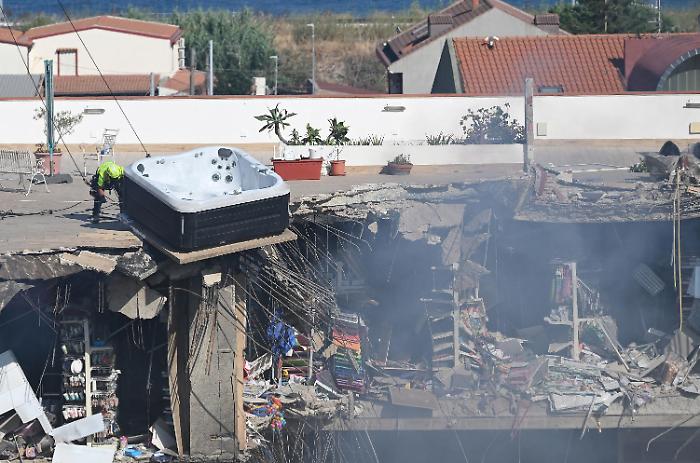 &laquo;Non molliamo le speranze, noi continuiamo&raquo;. Dopo il crollo di Messina, le ore decisive per trovare vivi i dispersi