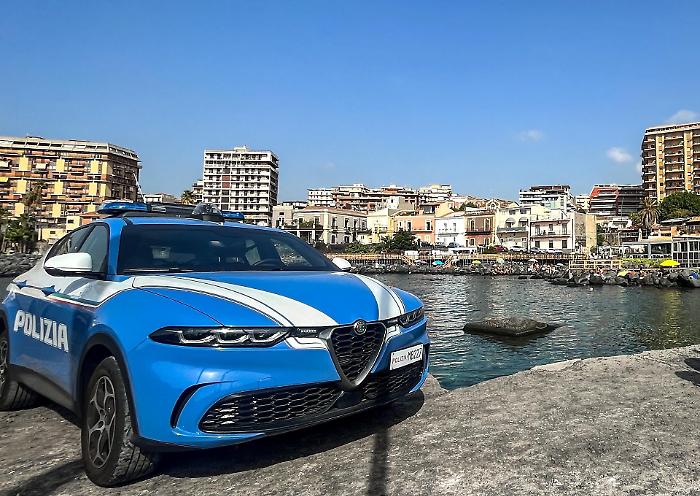 Ruba un motorino sul lungomare: 17enne arrestato dopo inseguimento tra le sterpaglie
