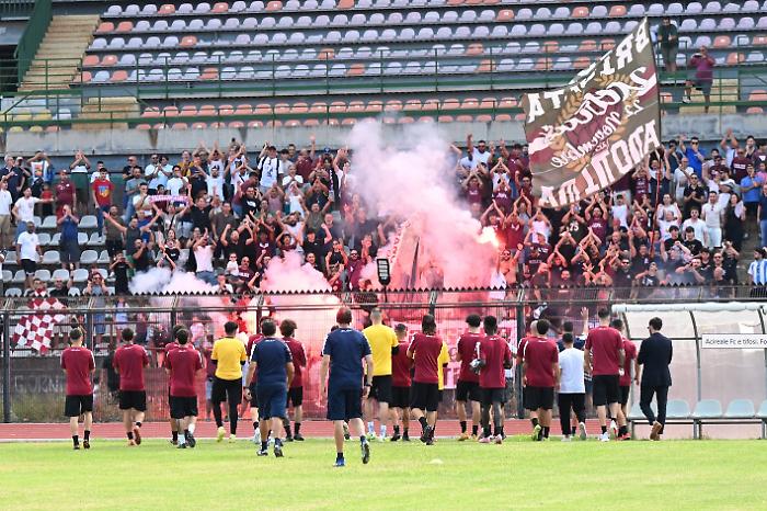 L&rsquo;Acireale subito in campo con l&rsquo;applauso di 500 tifosi. Entusiasmo per il nuovo corso