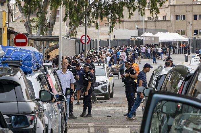 La crisi migratoria di Ceuta infiamma la politica spagnola: la destra all'attacco di Sanchez