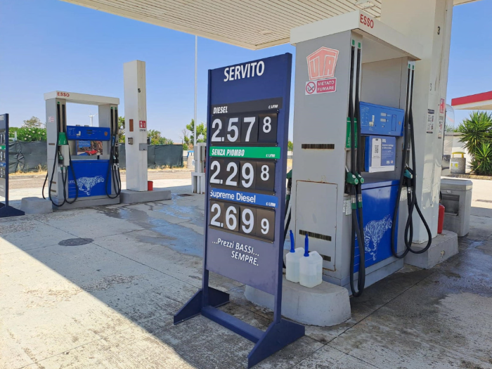 Caro carburanti, corsa ai ripari del governo: verso la proroga del taglio delle accise