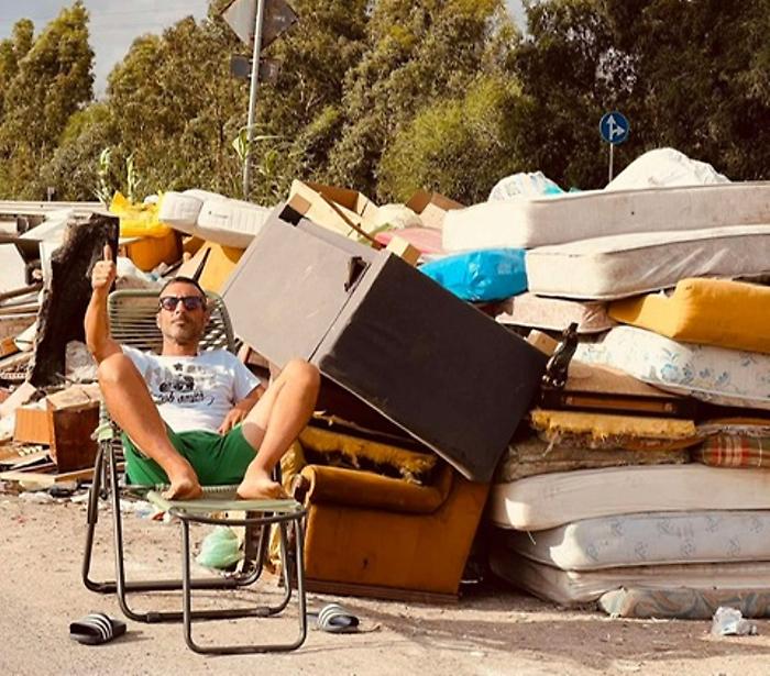 La provocatoria protesta: uomo in sedia davanti alla discarica