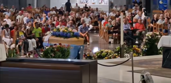 Musica, danze e commozione davanti alla sua pasticceria