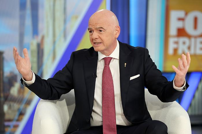 Retromarcia Infantino: &laquo;il progetto  di vendere quote del Mondiale non verr&agrave; portata avanti&raquo;