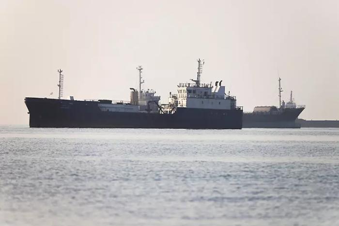 L'Iran smentisce Trump e la riapertura dello Stretto di Hormuz: "Rester&agrave; chiuso"