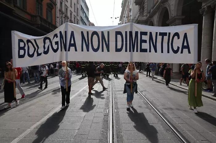 Bologna, 10:25: l&rsquo;ora che non passa mai. La citt&agrave; ricorda la strage 46 anni dopo