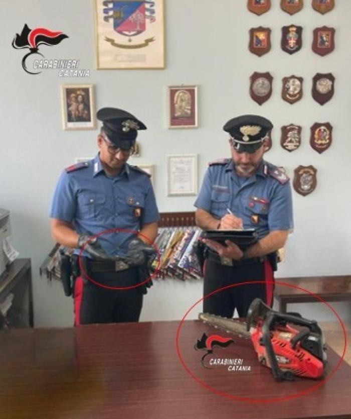 Minacce con una motosega e frasi razziste: 31enne denunciato nel Catanese