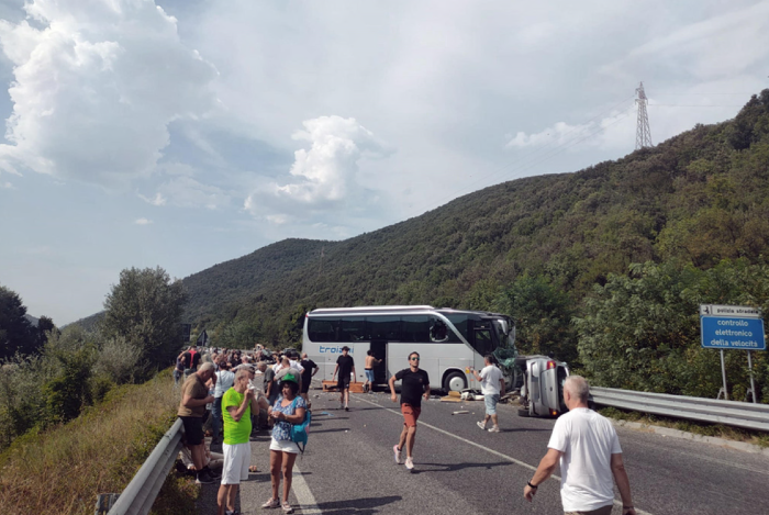 Autobus centra un camper, 5 morti e 5 feriti: gravissimo incidente sulla superstrada Terni-Rieti