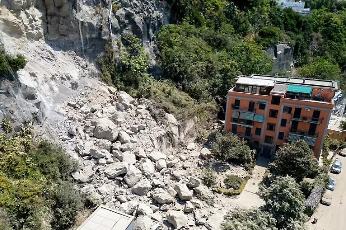 Respiro nei Campi Flegrei: scosse lievi e circa 300 sfollati dopo il 4.7