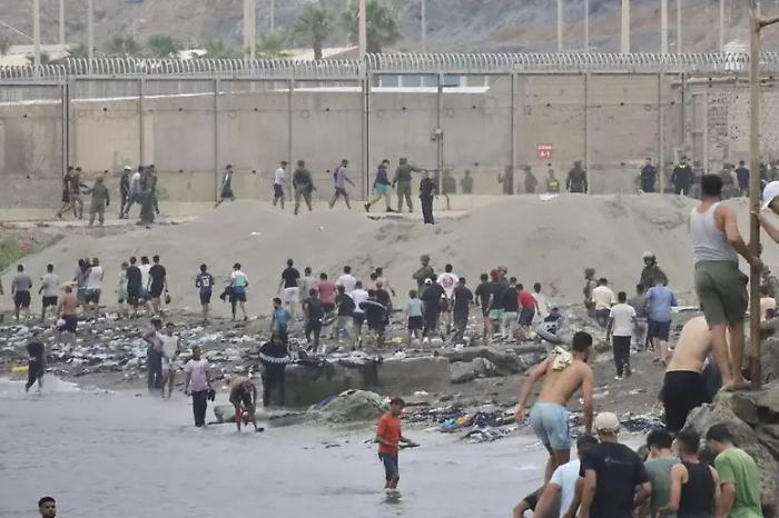 Migranti a Ceuta, Madrid indaga su una possibile regia delle mafie: dubbi su "fenomeno ordinario o spontaneo"