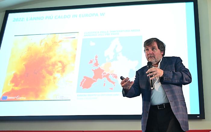 Caldo africano, il climatologo Luca Mercalli: &laquo;Nessuna tregua fino al 10 agosto&raquo;
