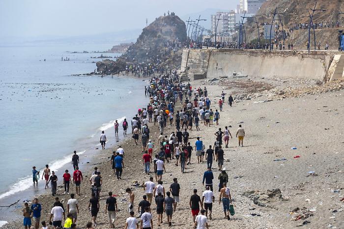 Ceuta, l'allarme dell'amministrazione dell'exclave spagnola: centri al collasso e migliaia di migranti per strada