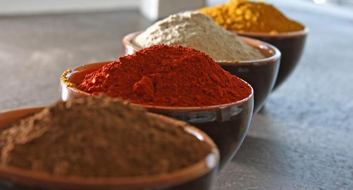 Dal giallo al nero: pigmenti naturali per i tessuti del futuro con elementi di Vulcano e Panarea