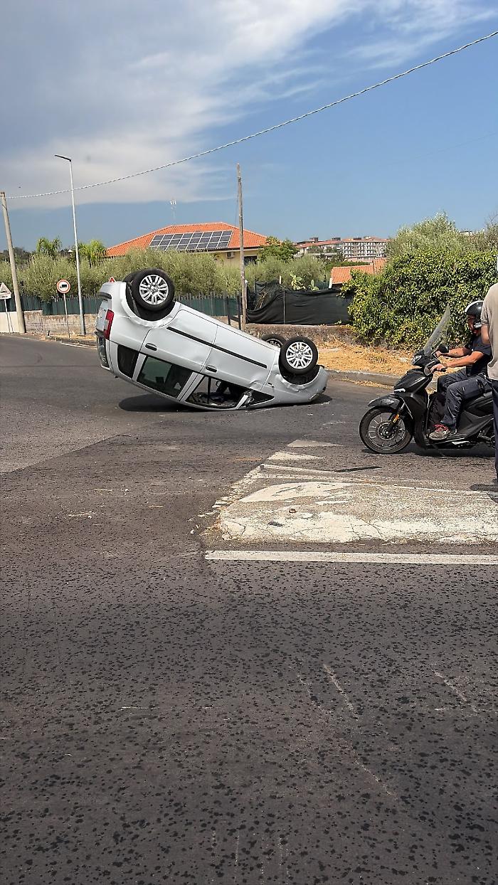 Auto si ribalta in via San Pietro Clarenza a San Giovanni Galermo: conducente illeso, cause in corso di accertamento