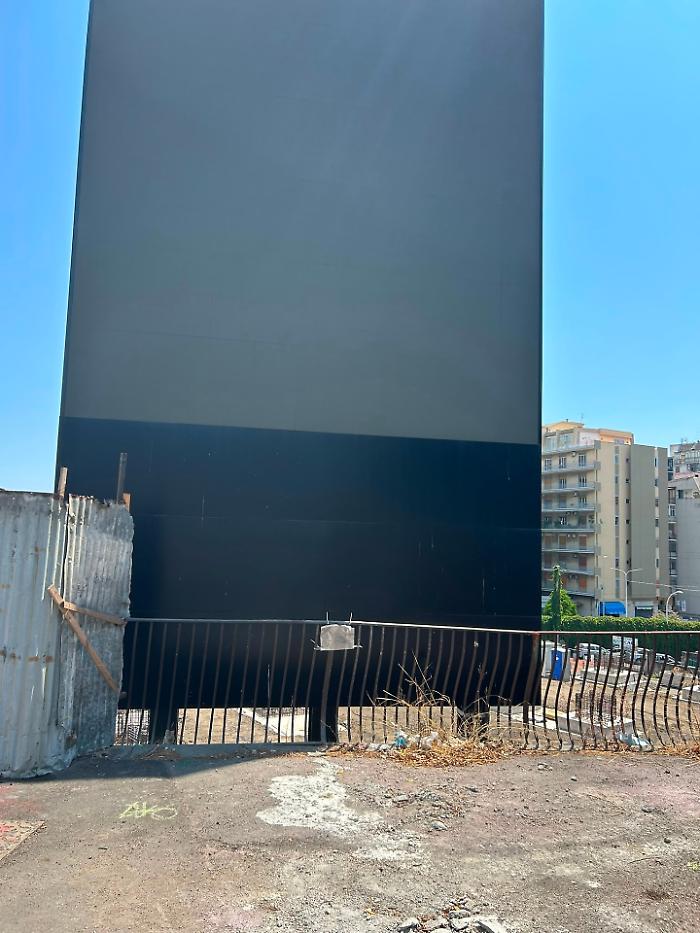 Catania, spento il maxi led pubblicitario al Tondo Gioeni: &egrave; sequestrato