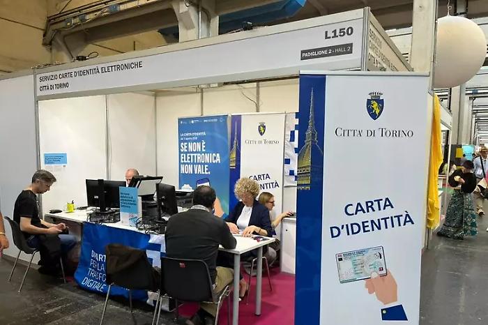 Carta d'identit&agrave; cartacea fuori gioco per l'estero: come muoversi tra CIE, passaporto e documenti provvisori