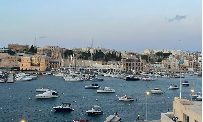 Quindicenne italiano in isolamento nel carcere di Malta: il padre denuncia condizioni allarmanti