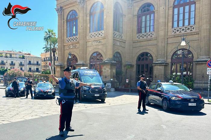 Palermo, nascondeva hashish e cocaina nella cavit&agrave; di un muro: arrestato 37enne allo Zen
