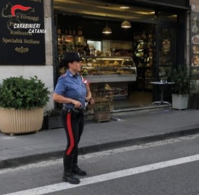 Tentata rapina in gastronomia ad Aci Catena: titolare respinge il presunto autore che si ferisce alla mano