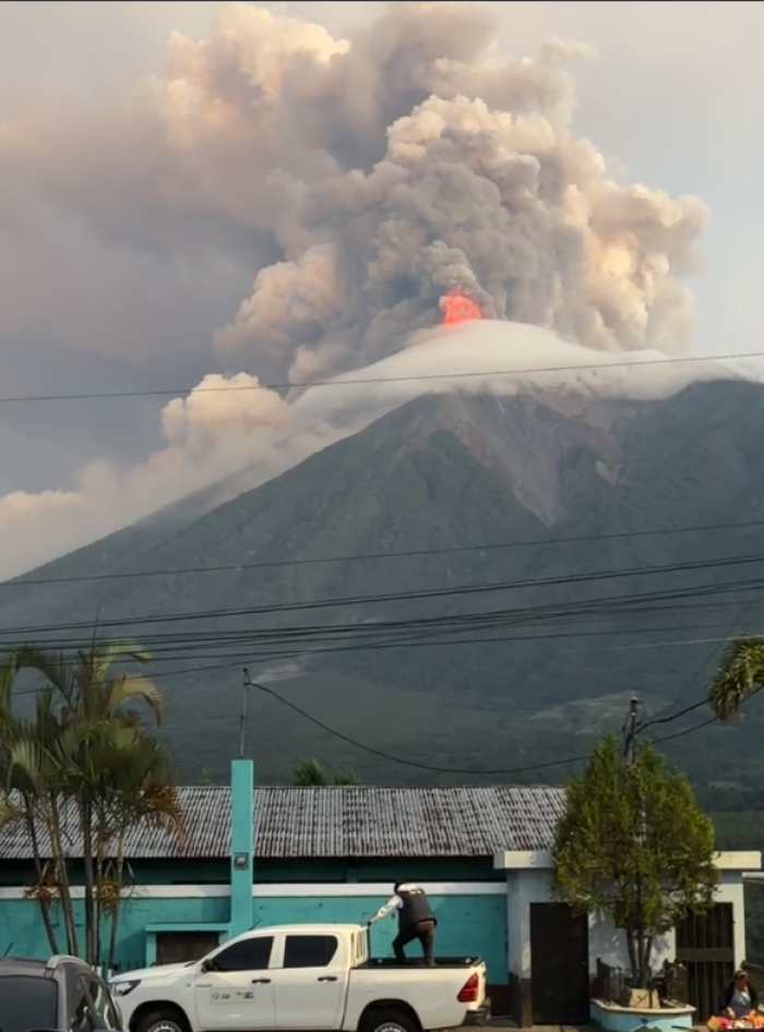 Il vulcano Fuego esplode in Guatemala, scuole chiuse e persone evacuate: il video