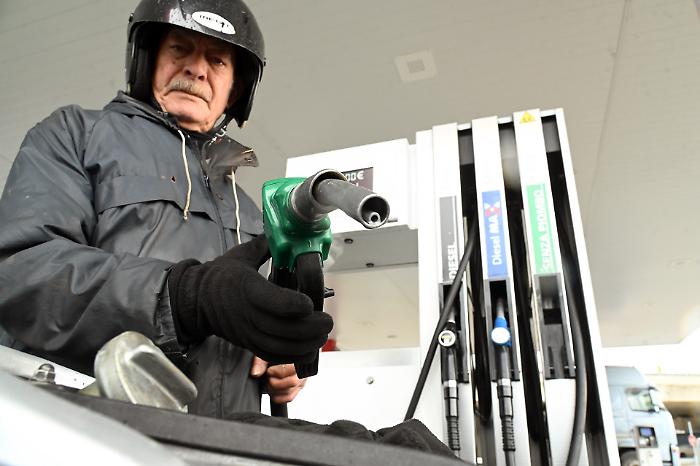 Il gasolio torna a 2,100 euro al litro: il taglio delle accise perde efficacia e monta la protesta 