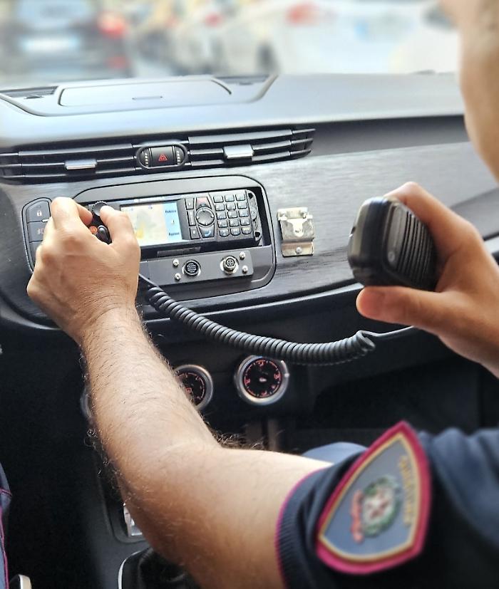 Evasione lampo a Catania: 30enne arrestato dopo inseguimento, barricata e aggressione agli agenti