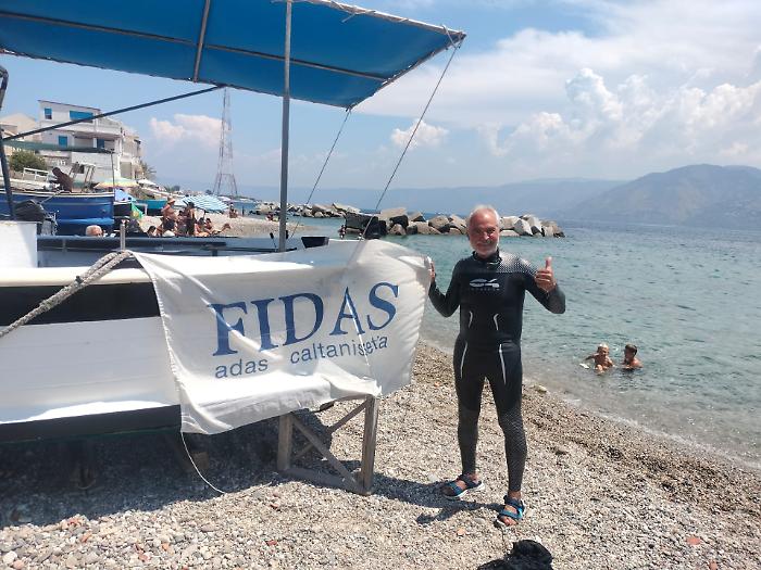 Il primato tutto siciliano: 80 anni, 14 traversate dello Stretto di Messina, nuovo record e appello alla donazione di sangue