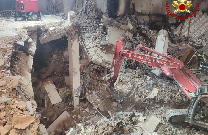 Crollo a Pistunina, vigili del fuoco scavano sotto il sole rovente per recuperare gli ultimi due dispersi