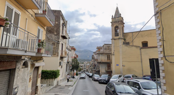 Carini, bambino di 8 anni scavalca una ringhiera e cade da un balcone al secondo piano: ricoverato in codice rosso a Palermo