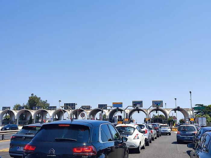 Il marted&igrave; nero ai caselli dell'autostrada Catania-Messina, ecco perch&eacute; due chilometri di fila tra macchine e moto