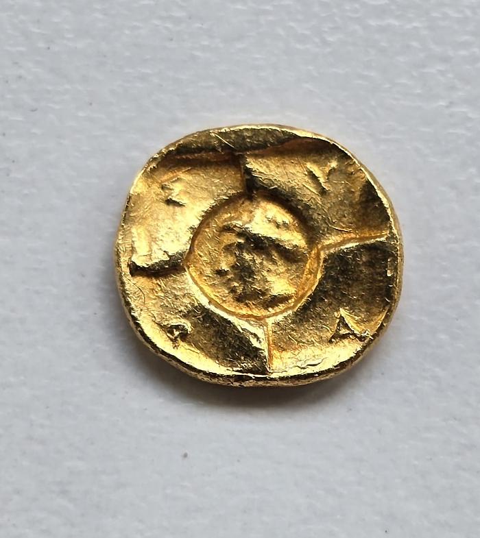 Nella necropoli di Maddalusa trovata una moneta d'oro siracusana del V secolo a. C., coniata durante l'invasione cartaginese della Sicilia