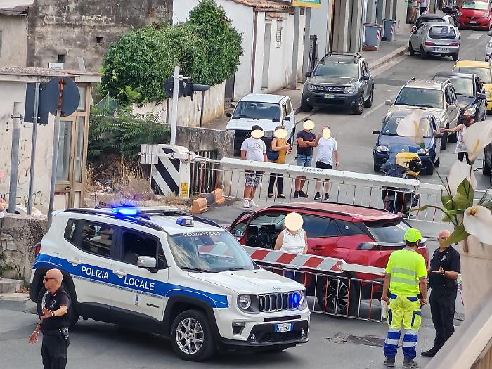 Ragusa, auto resta chiusa dentro il passaggio a livello