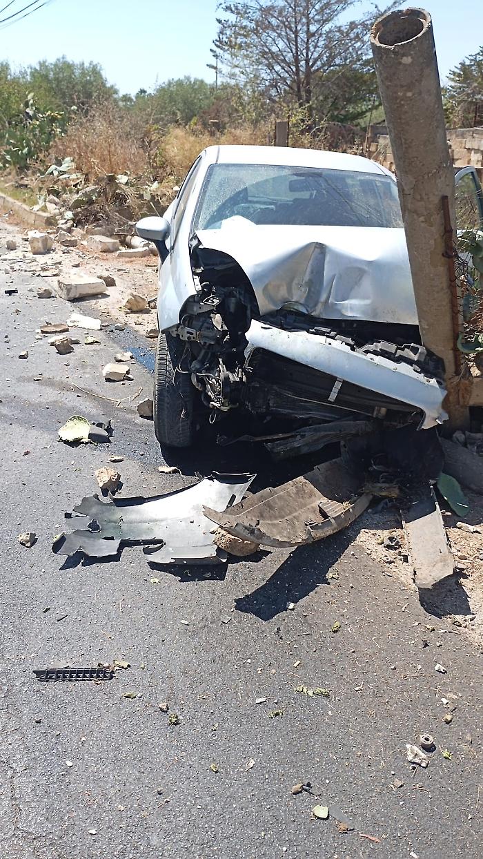 Incidente autonomo lungo lo Stradale per Scoglitti, auto contro un palo: due feriti