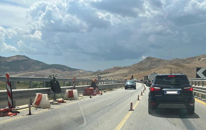 Tir in panne sull'unica corsia della A19 tra Enna e Caltanissetta: tre chilometri di coda sotto il sole cocente 