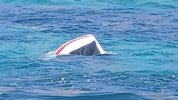 Barca si ribalta a 300 metri dalla riva: bagnini eroi e Guardia Costiera salvano 6 persone