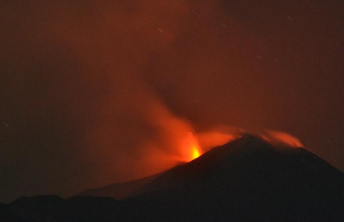 Etna: attivit&agrave; stromboliana alla Voragine, modesto flusso lavico nel Cratere di Nord-Est