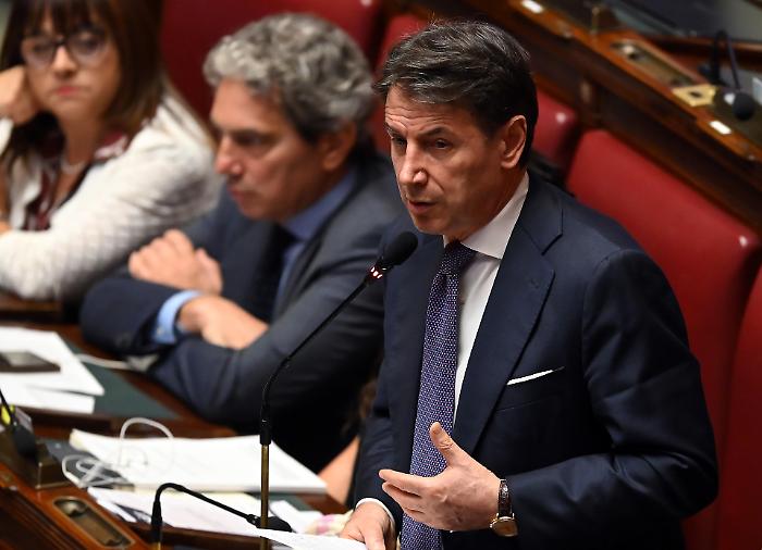 La resa dei conti sulla gestione Covid: Giuseppe Conte e il dossier segreto sulle mascherine
