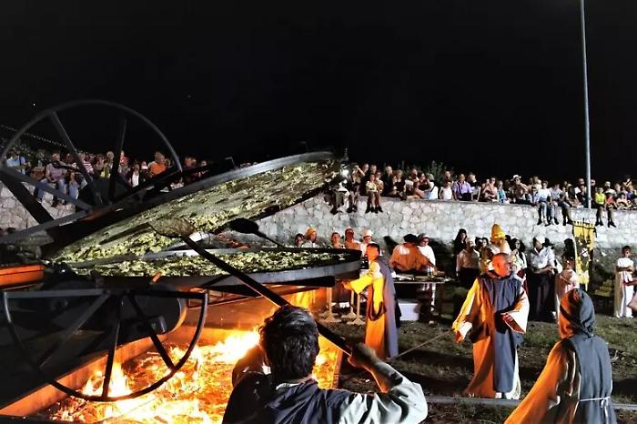 La frittata delle Mille Uova torna alla Certosa di San Lorenzo: padella gigante e cortei rinascimentali per rievocazione storica