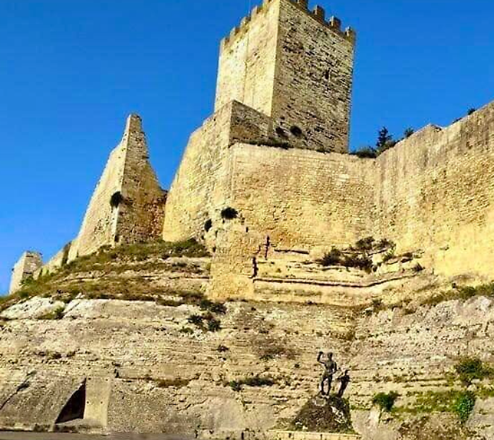 Caduta massi al Castello di Lombardia: strada chiusa e accesso consentito al maniero e alla Rocca di Cerere