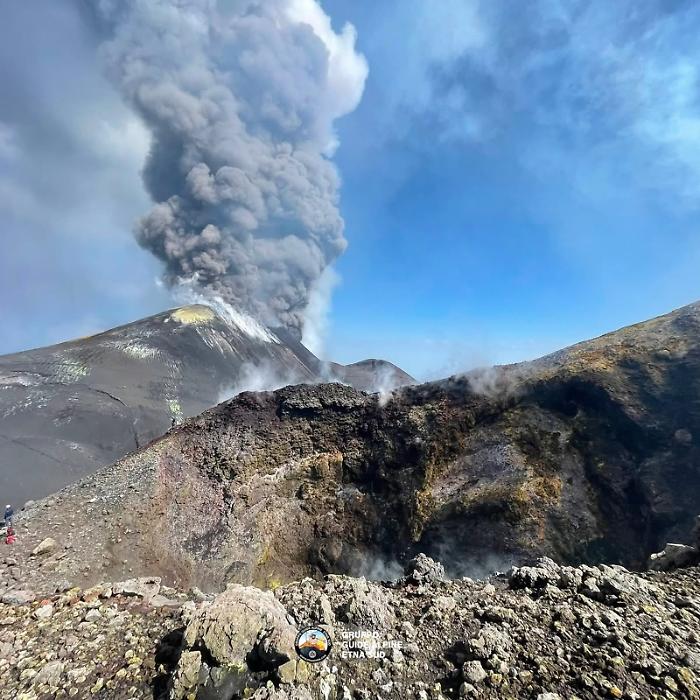 Eruzione sull'Etna tra fontana alla Voragine, nuova bocca nella Valle del Bove e nube su Ragalna e Adrano