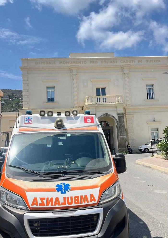 Ambulanza del 118 bloccata a Lipari: i soccorritori rinunciano ai turni per i costi dei traghetti