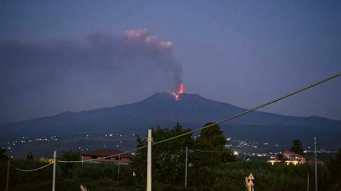 Etna, fontana di lava alla Voragine: per aeroporto scatta il VONA rosso con voli dirottati 