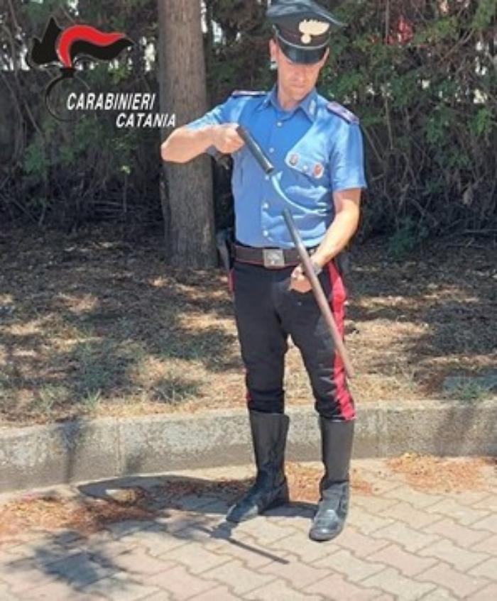 Punta il fucile al proprietario di un fondo dopo aver preso della frutta: 80enne denunciato