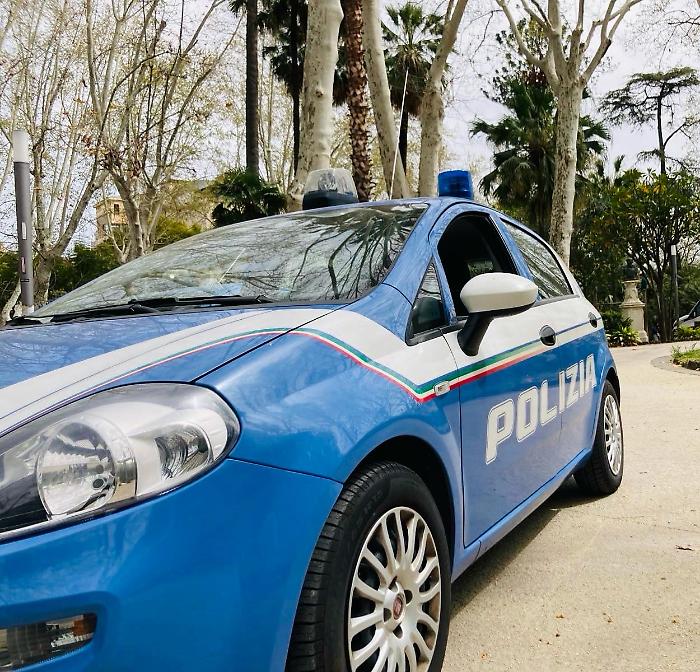 "Scusi che ora &egrave;"?  E le puntano una coltello alla gola per rubarle il cellullare: arrestati due immigrati