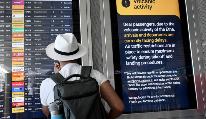 Etna, l'aeroporto di Catania riapre ai voli in arrivo ma passeggeri invitati a verificare con la compagnia