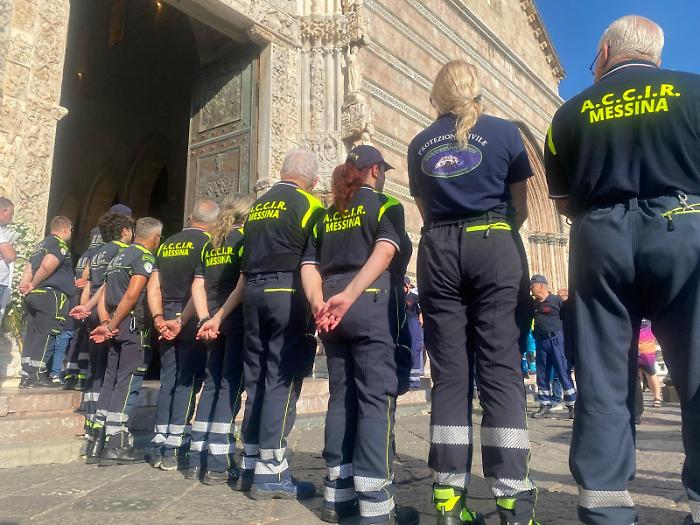 Messina piange Alessandra Frazzica, 21 anni: applausi e palloncini viola al Duomo per le vittime del crollo