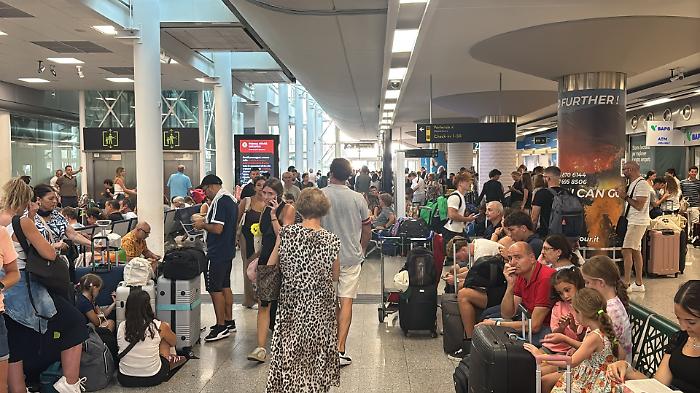 Nube vulcanica blocca i voli a Catania: aeroporto KO e disagi per migliaia di viaggiatori 