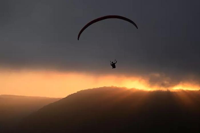 Tenta di entrare a Ceuta con un parapendio: giovane migrante precipita in mare e muore