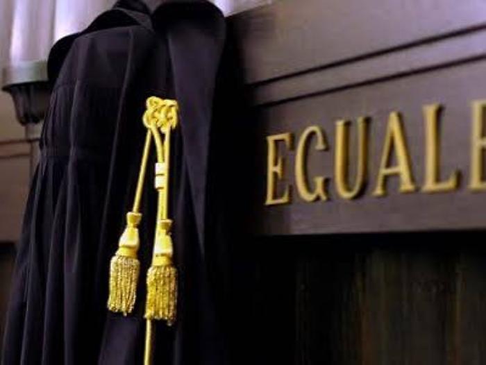 &laquo;Gli stranieri hanno il vizio di sgozzare la gente&raquo;: dopo il post choc sui social di un penalista &egrave;  polemica tra gli avvocati di Agrigento